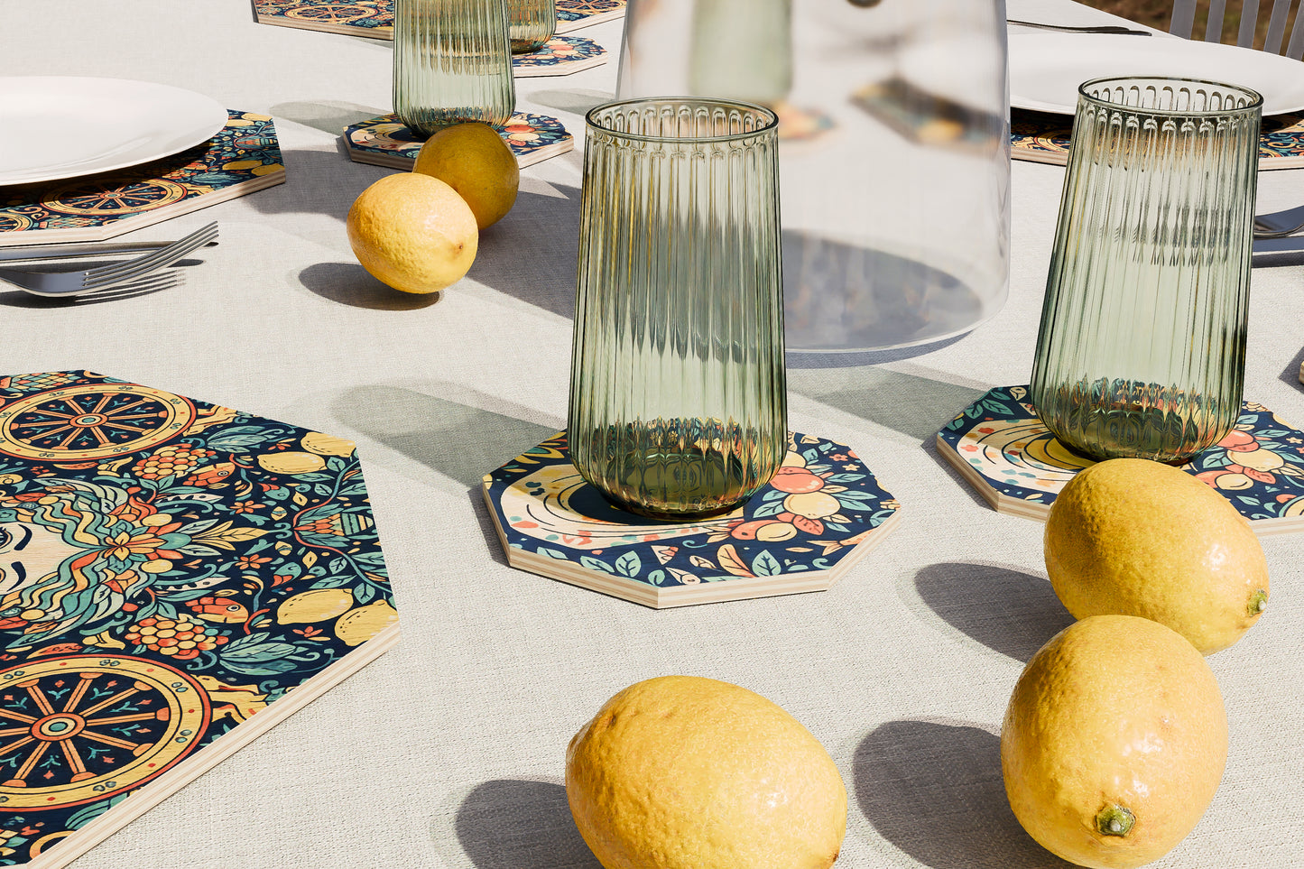 dettaglio tavola apparecchiata con limoni e sottobicchieri personalizzati